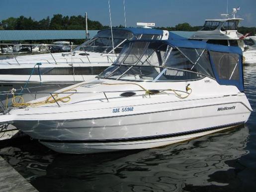 2000 Wellcraft 2400 Martinique