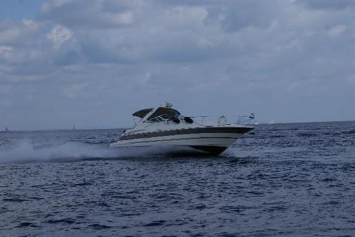 2007 Cruisers Yachts 340 Express Courtesy www.boatdealers.ca 2007 Cruisers Yachts 340 Express Courtesy www.boatdealers.ca