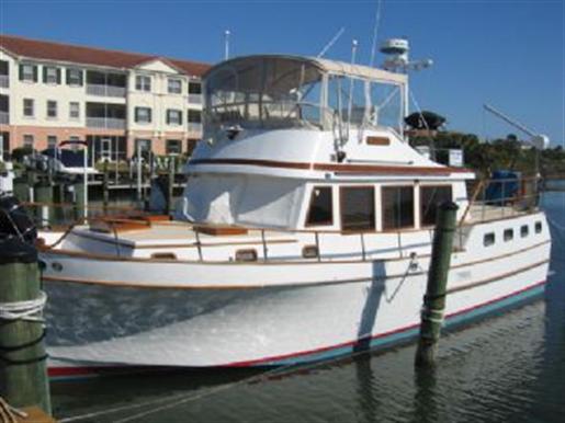 1984 MARINE TRADER Sundeck