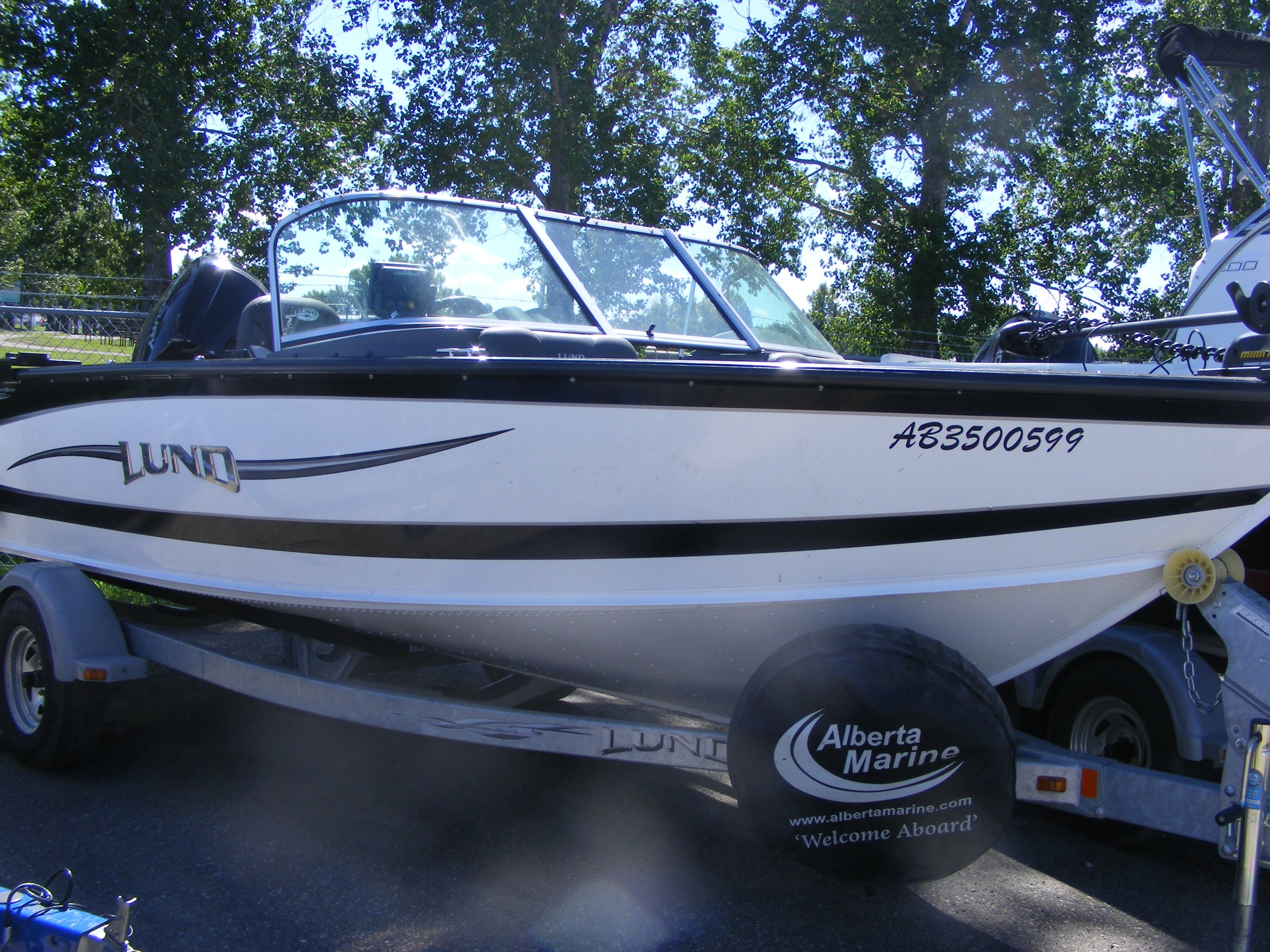 Lund 1875 Crossover XS 2012 Used Boat for Sale in Nanton, Alberta