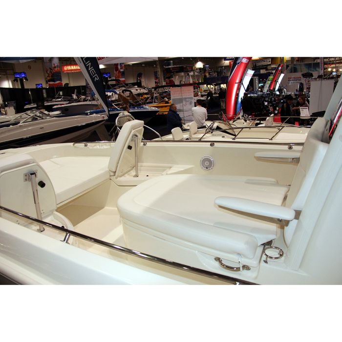 boston whaler 270 dauntless bow