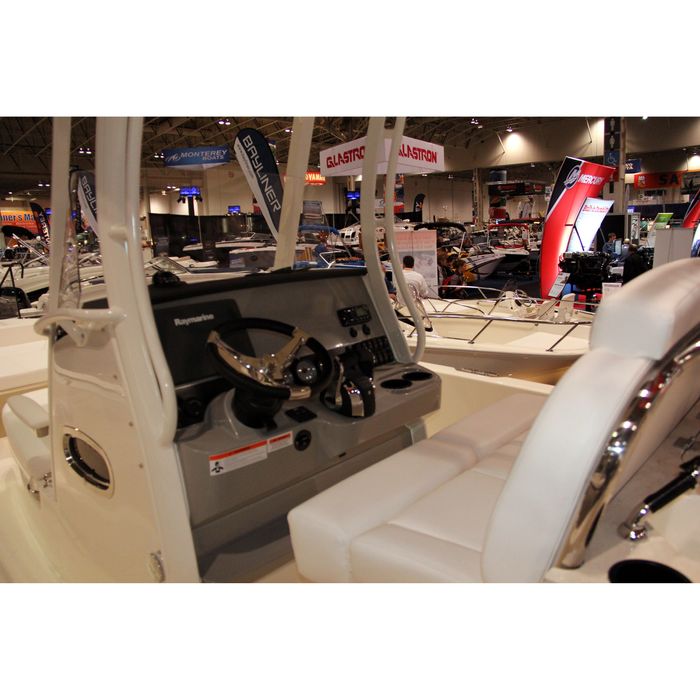 boston whaler 270 dauntless helm
