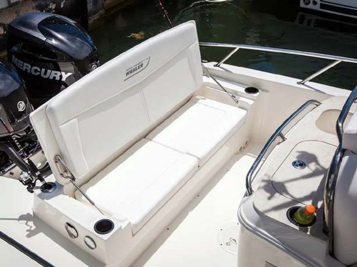 boston whaler 270 dauntless rear seat
