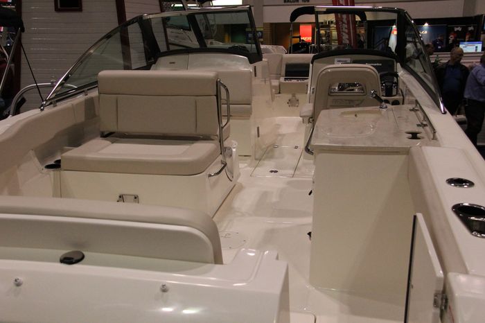 Boston Whaler 270 Vantage 2