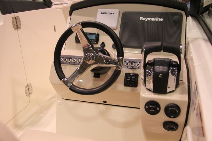 Boston Whaler 270 Vantage 3