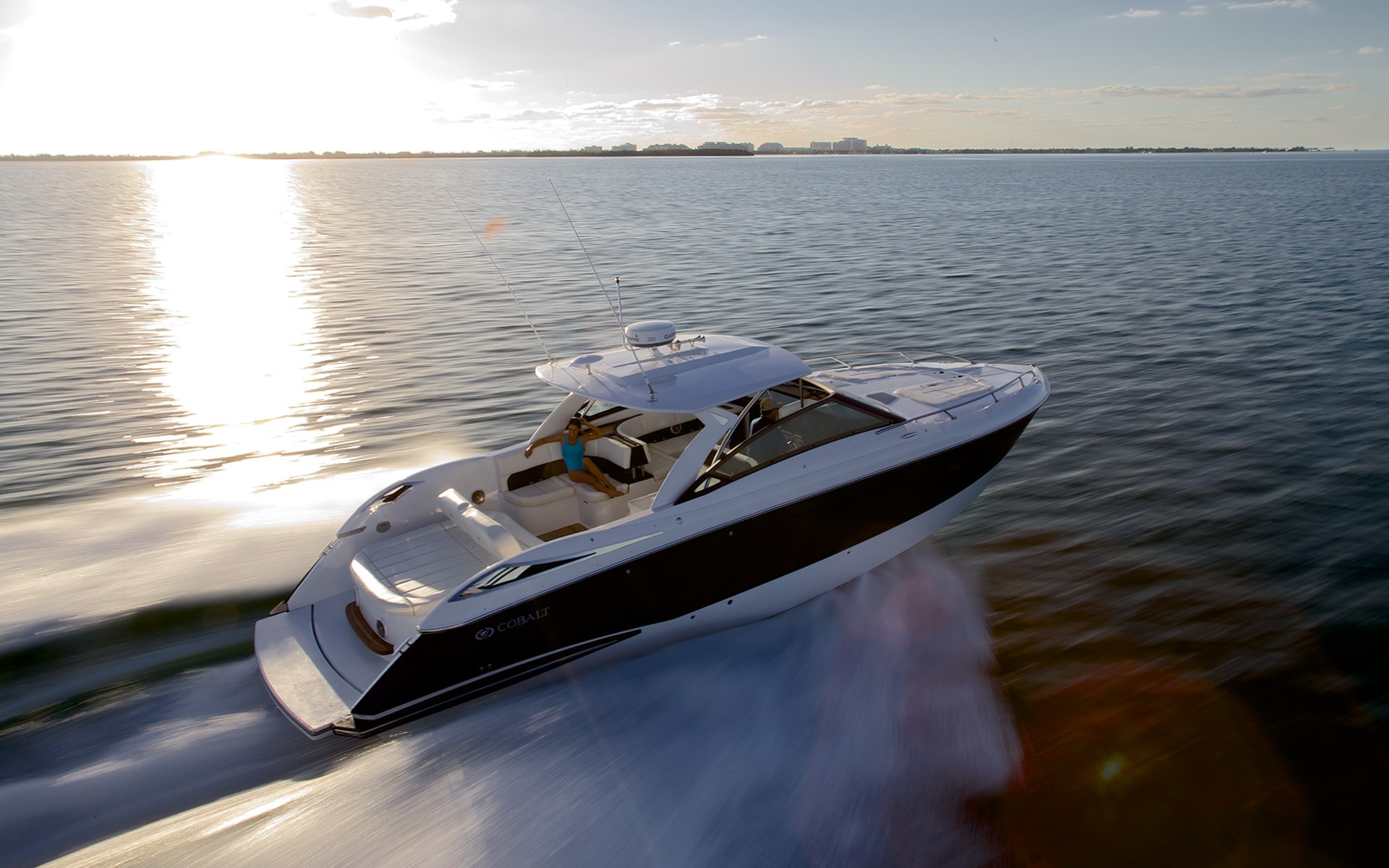 Катер chaparral 320. Маленький прогулочный катер. Прогулочная лодка. Ринкер 220. Маленький прогулочный катер.