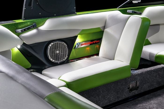 Malibu 22 VLX studio seat