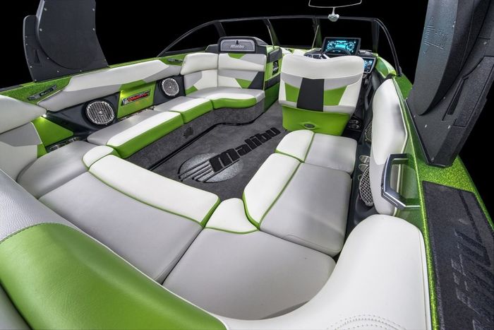 Malibu 22 VLX studio stern seats