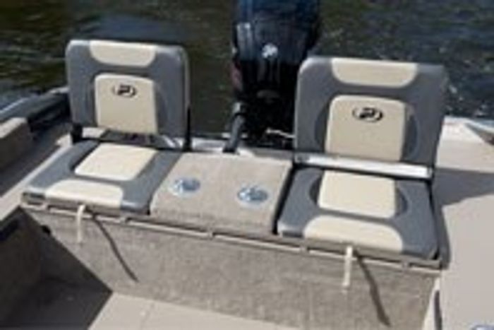 Princecraft Maska DLX WS Fishing Boat art flip seats