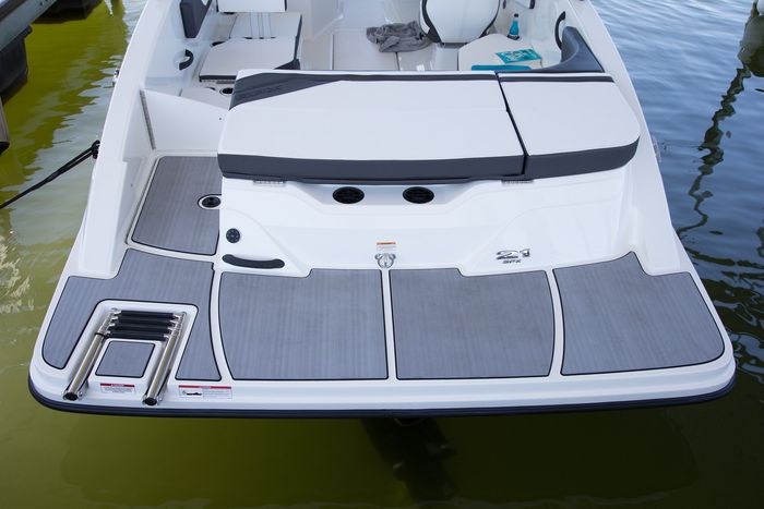 Sea Ray 21 SPX swim platform