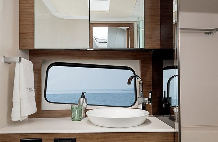 cruisers yachts 39 express coupe head