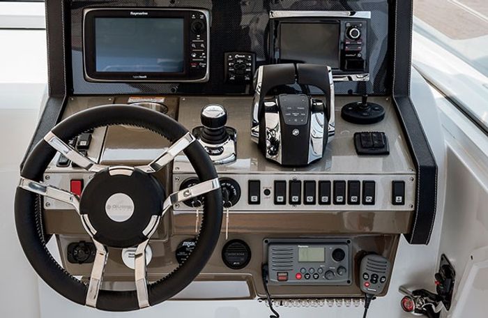 cruisers yachts 39 express coupe helm