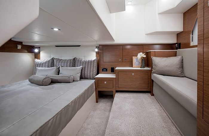 cruisers yachts 39 express coupe master state room