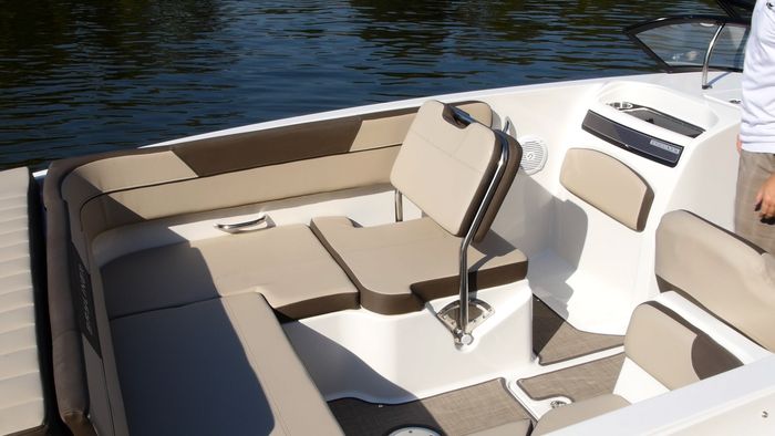 Bayliner VR6 Port seat