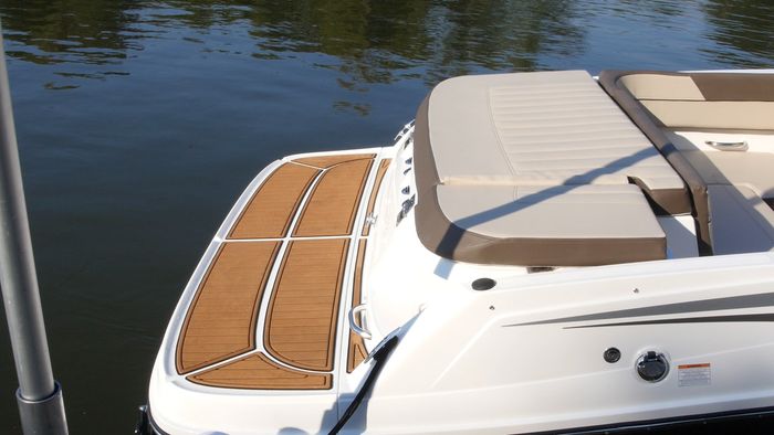 Bayliner VR6 swim platform