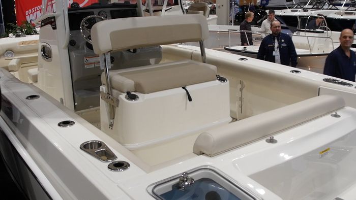 Boston Whaler 230 Outrage Cockpit