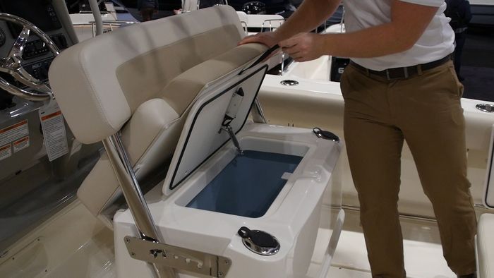 Boston Whaler 230 Outrage Fishbox