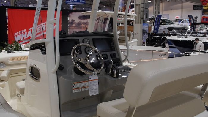 Boston Whaler 230 Outrage Helm