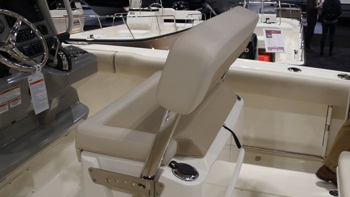 Boston Whaler 230 Outrage Leaning post