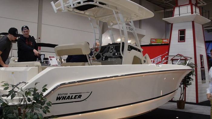 Boston Whaler 230 Outrage Profile1