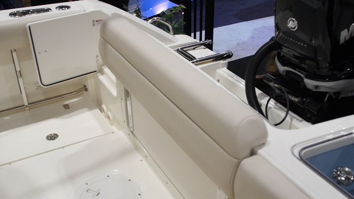 Boston Whaler 230 Outrage Transom Seat