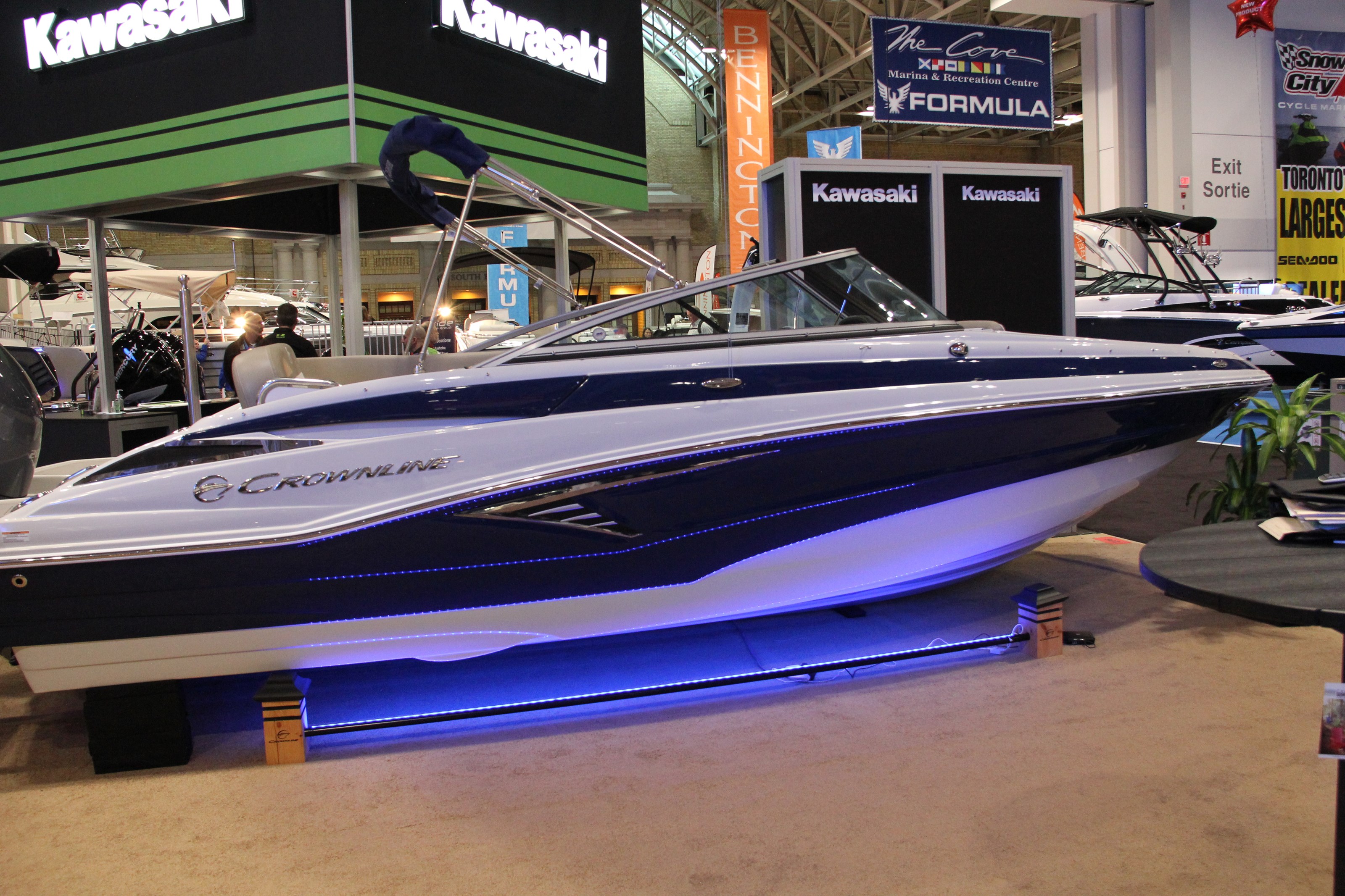 2017 Crownline E1 XS Bowrider Boat Review BoatDealers.ca