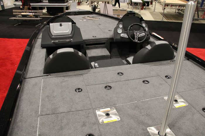 Lund 2075 pro v bass boat