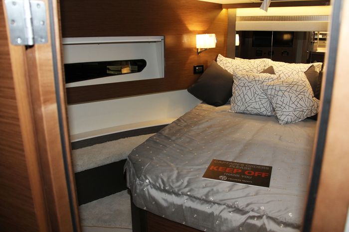 cruisers yachts 46 cantius bed