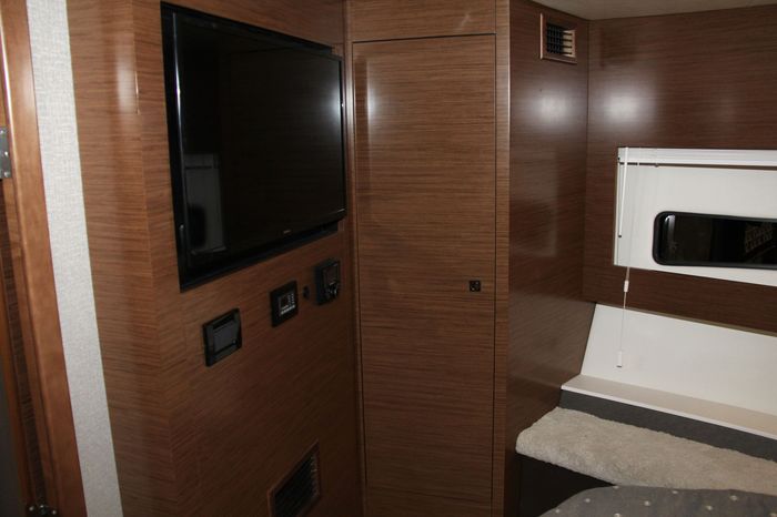 cruisers yachts 46 cantius tv room