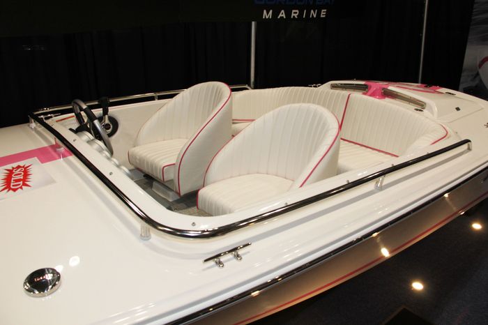 donzi 18 classic seat side view