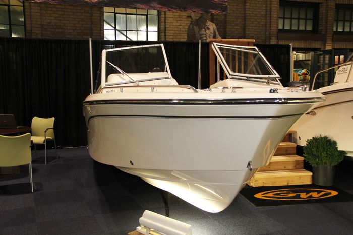 Grady-white freedom 192 bow side
