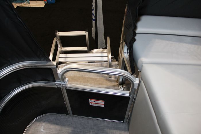 lowe ss 210 pontoon door