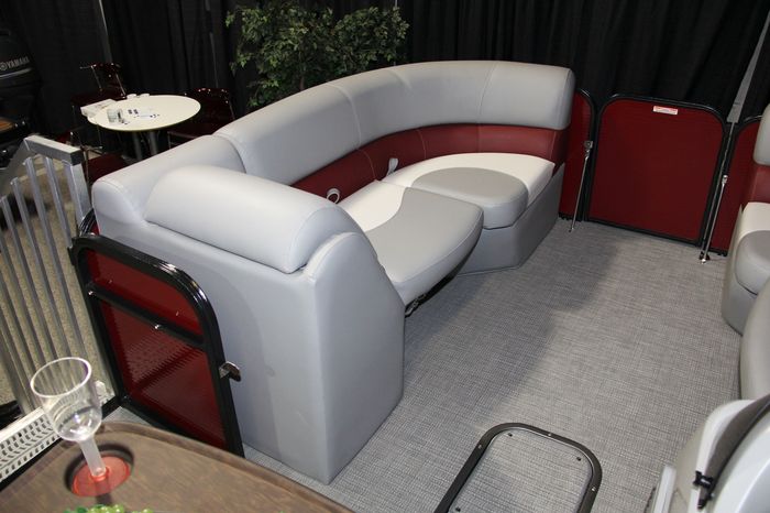 manitou 22 aurora angler le bow seat