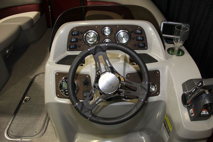 manitou 22 aurora angler le helm