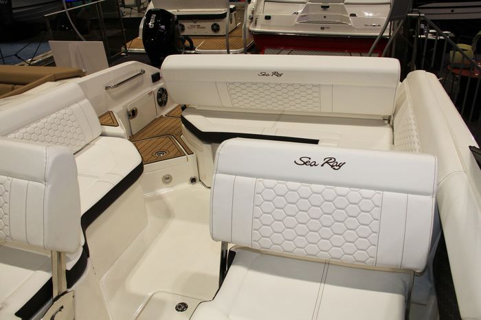 sea ray sdx 250 stern view