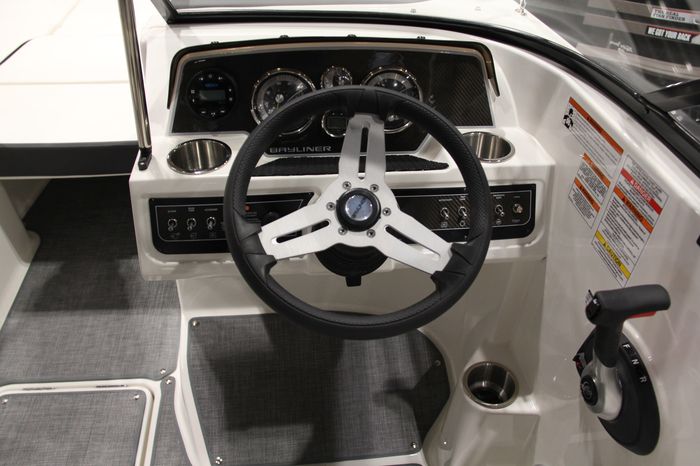 Bayliner DX2250 helm