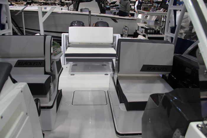 Blackfin 242 dc aisle