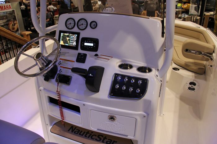 Nauticstar 231 hybrid cc helm-2