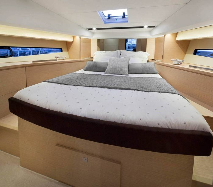 prestige 420 flybridge bed