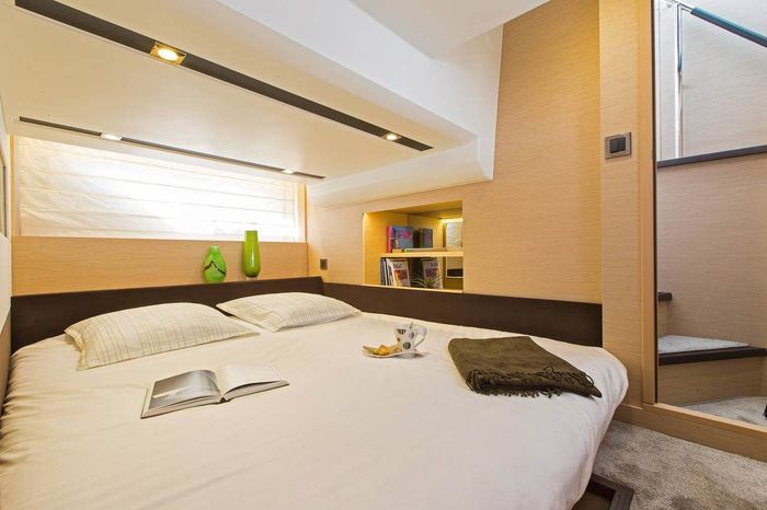 prestige 420 flybridge bed 2