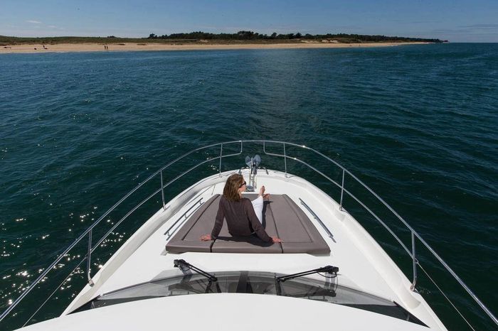 prestige 420 flybridge bow