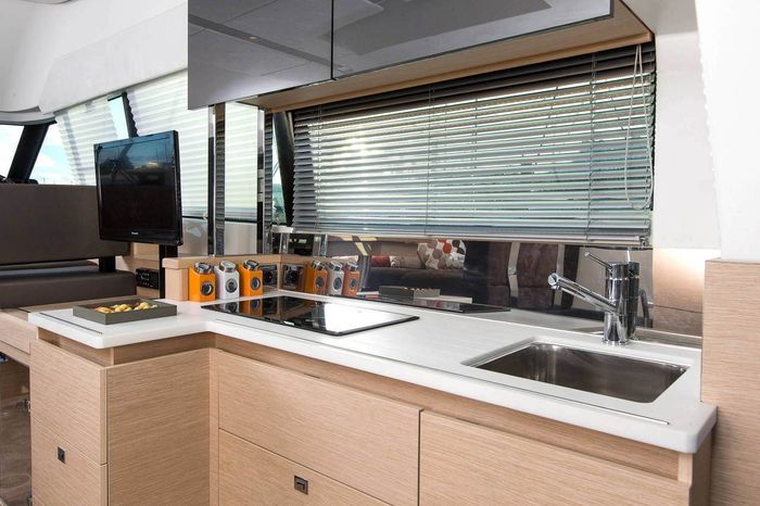 prestige 420 flybridge gally