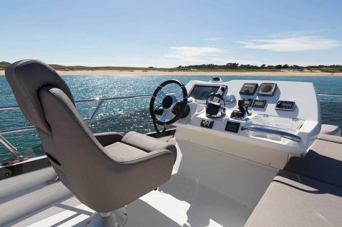 prestige 420 flybridge helm