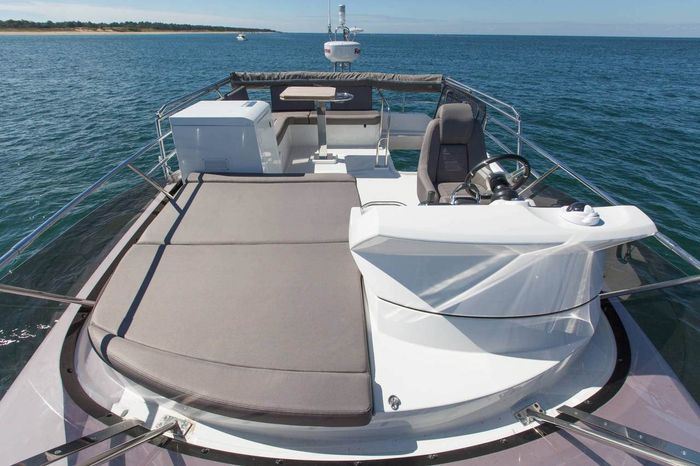 prestige 420 flybridge lounger