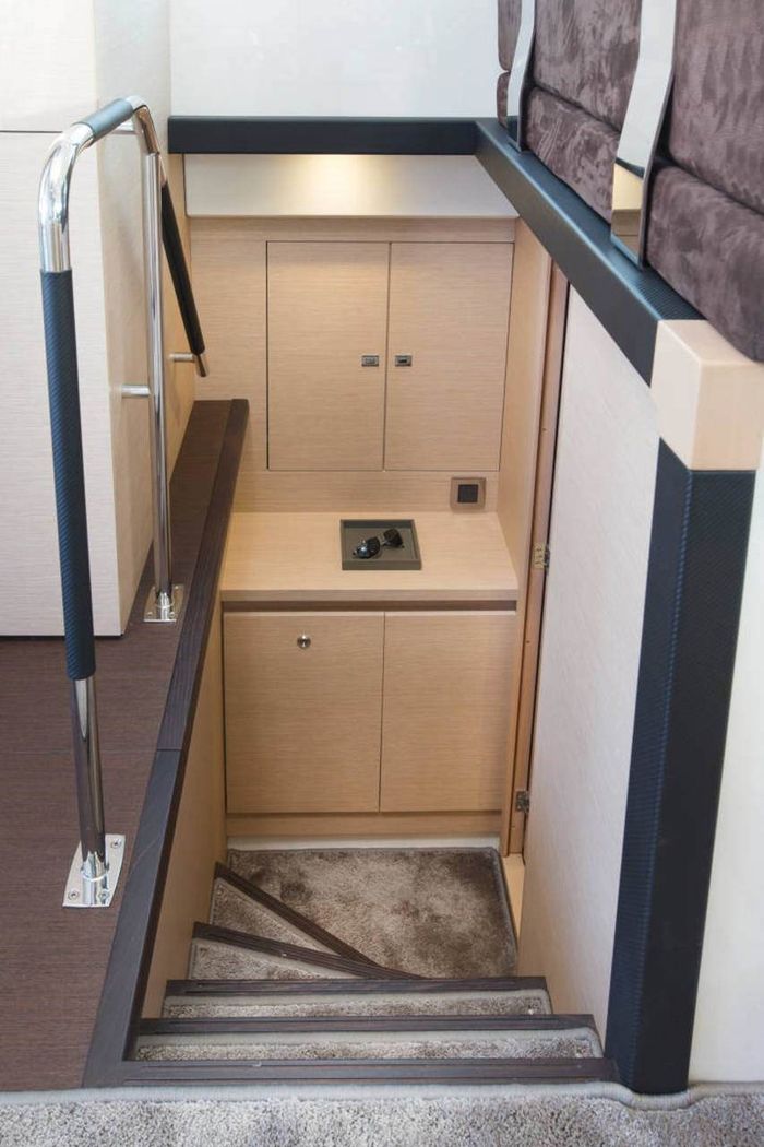 prestige 420 flybridge stairs