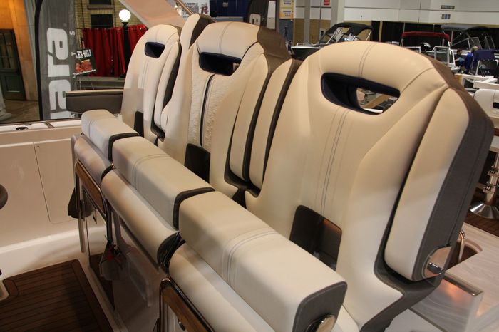 Tiara sport 38 ls helm seat