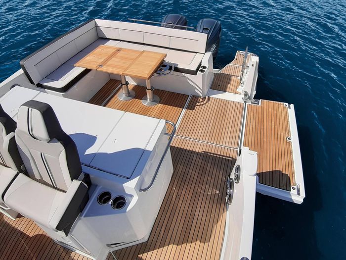 Jeanneau leader 12.5 stern deck