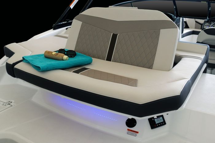 Monterey 215 ss sunpad up