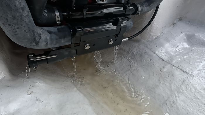 volvo-penta-v6-280hp-ce-duo-prop-water-drain