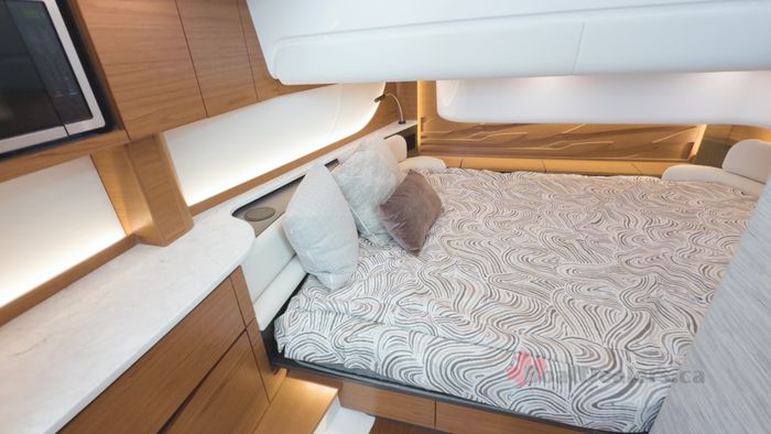 tiara-39ls-cabin